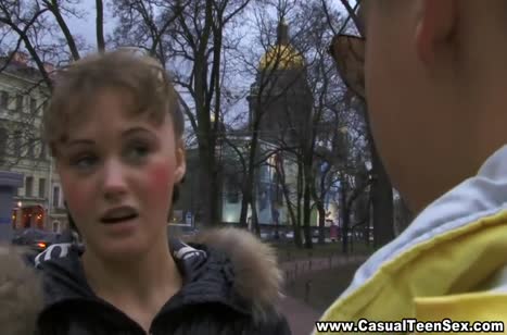 Бойкий трахарь по всякому шпилит девку и она кончает